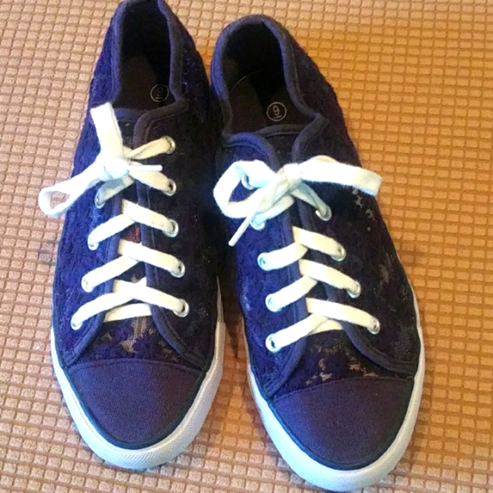 Twisted Navy embroidered Mesh Sneakers Low-Top Canvas Casual, VGUC